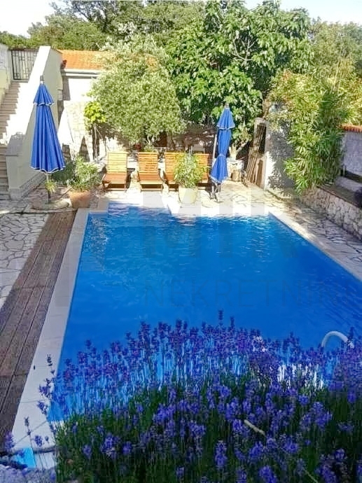 Njivice, samostojna hiša s 5 apartmaji in pomožnim objektom z bazenom, PRODAJA!
