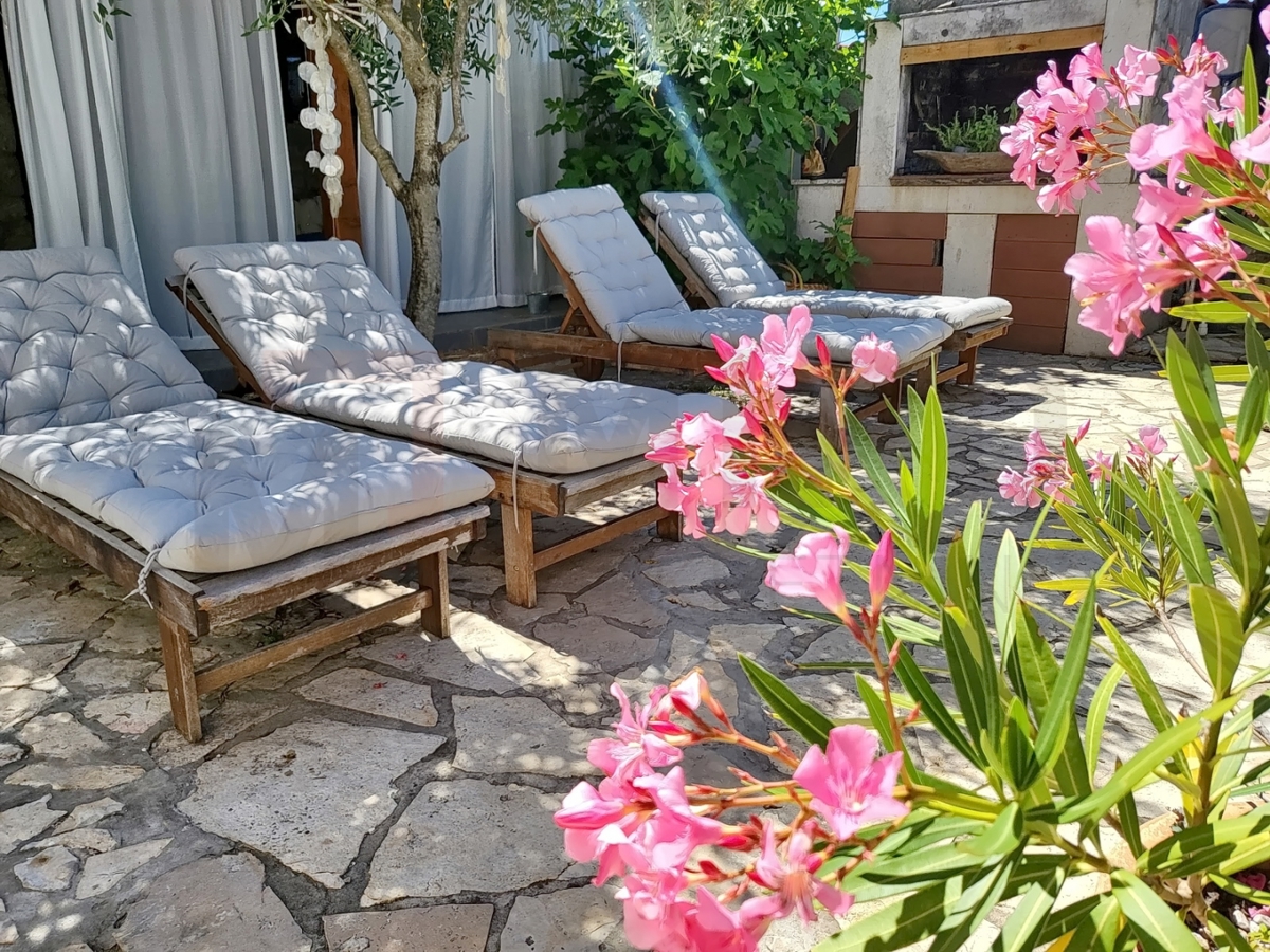 Njivice, samostojna hiša s 5 apartmaji in pomožnim objektom z bazenom, PRODAJA!