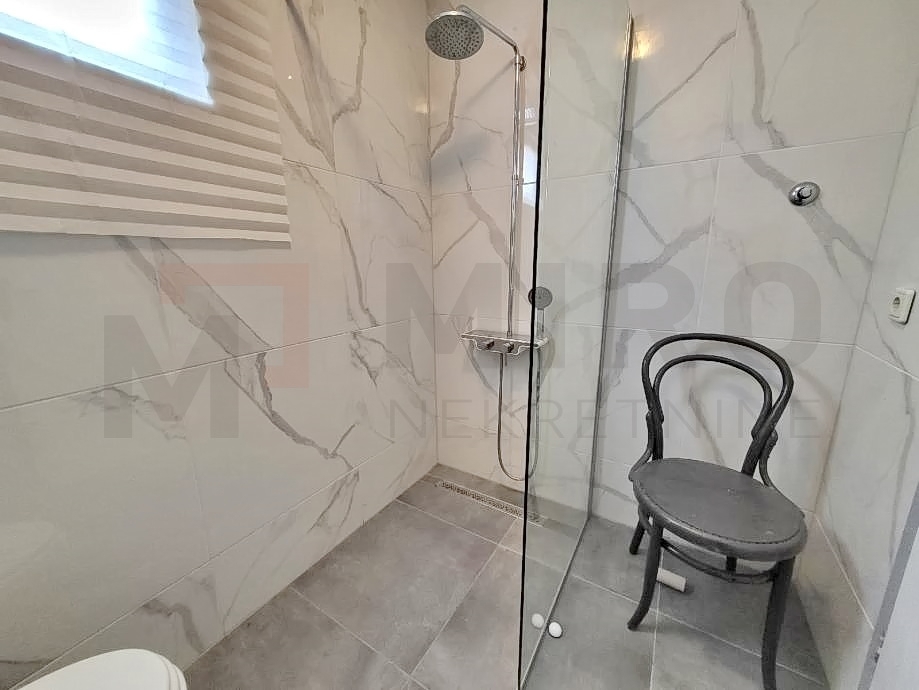 Njivice, samostojna hiša s 5 apartmaji in pomožnim objektom z bazenom, PRODAJA!