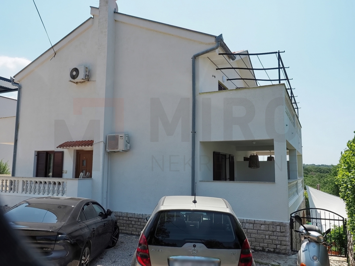 Njivice, samostojna hiša s 5 apartmaji in pomožnim objektom z bazenom, PRODAJA!