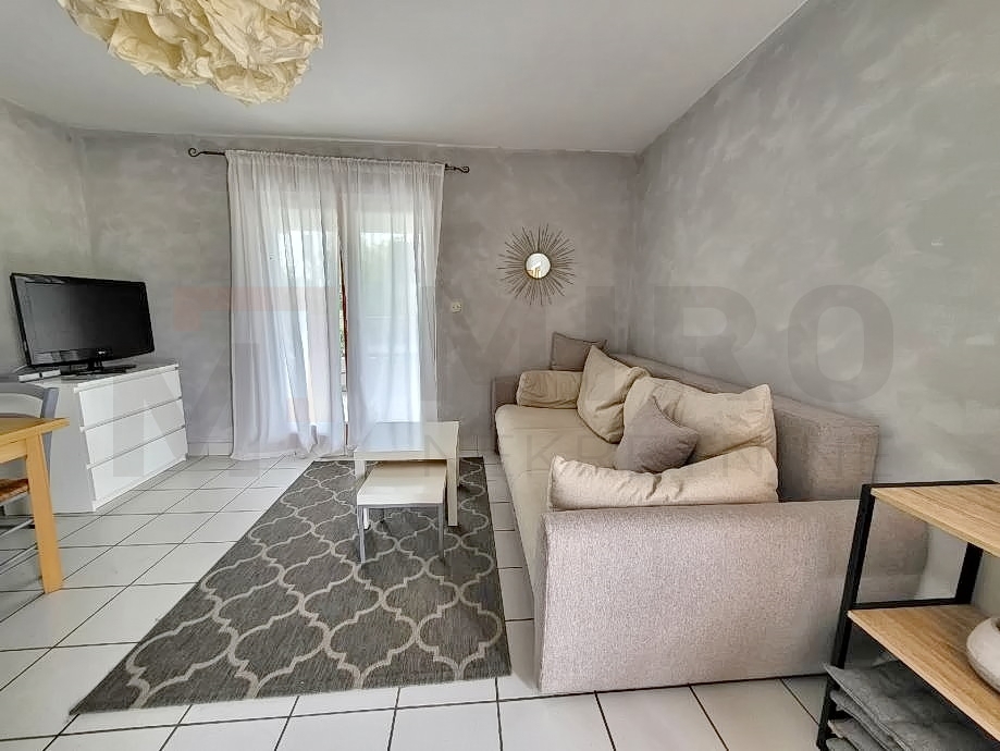 Njivice, samostojna hiša s 5 apartmaji in pomožnim objektom z bazenom, PRODAJA!