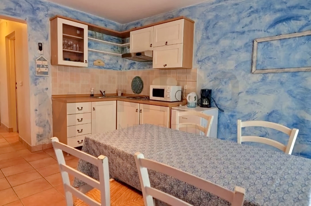 Njivice, samostojna hiša s 5 apartmaji in pomožnim objektom z bazenom, PRODAJA!