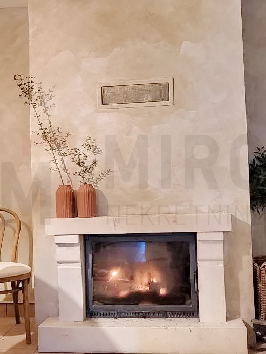 Njivice, samostojna hiša s 5 apartmaji in pomožnim objektom z bazenom, PRODAJA!