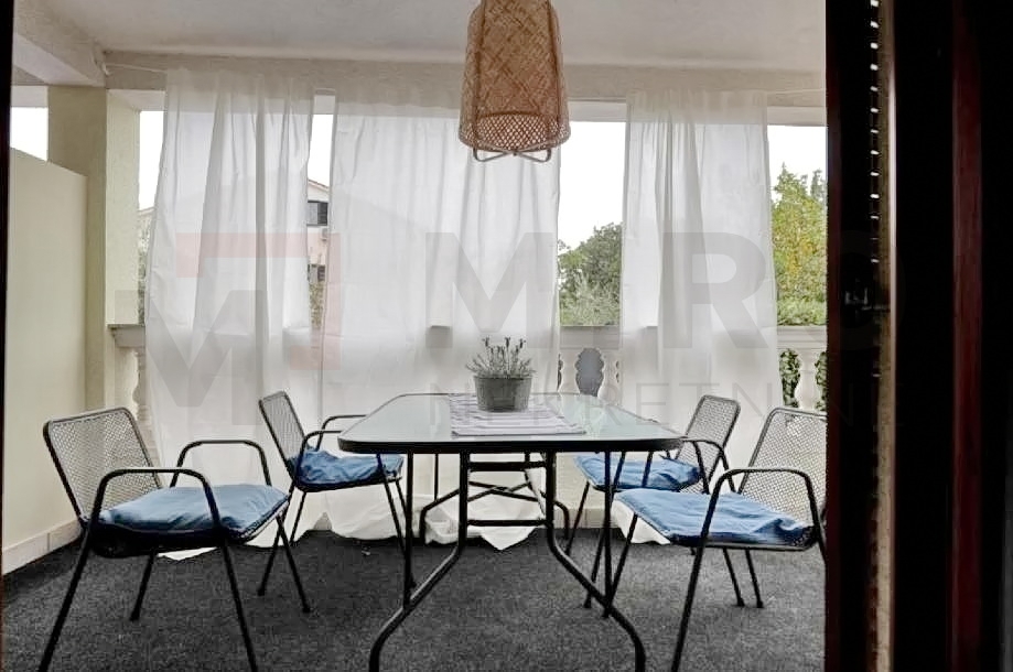 Njivice, samostojna hiša s 5 apartmaji in pomožnim objektom z bazenom, PRODAJA!