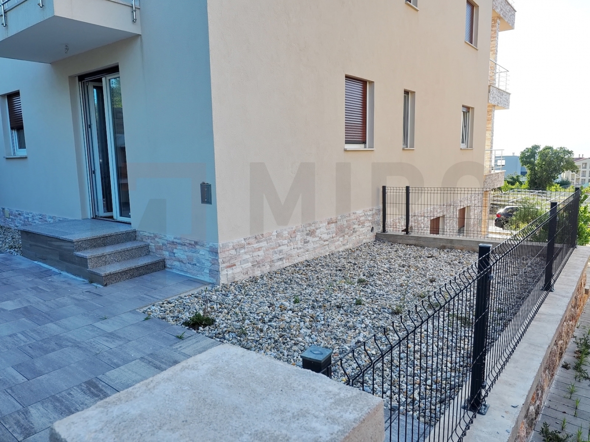 Njivice, apartma v pritličju z vrtom, PRODAJA!