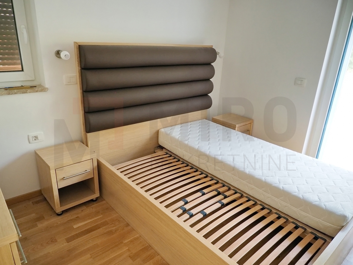 Njivice, apartma v pritličju z vrtom, PRODAJA!