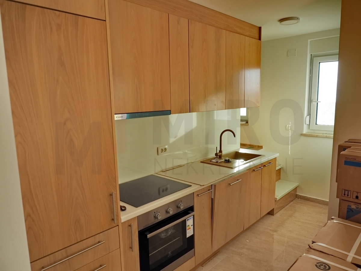 Njivice, apartma v pritličju z vrtom, PRODAJA!