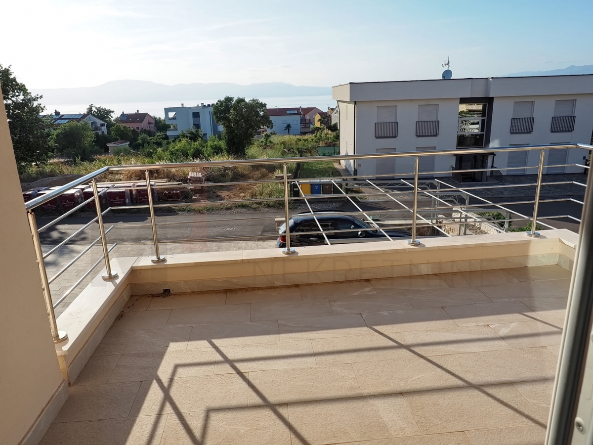 Njivice, apartma v pritličju z vrtom, PRODAJA!