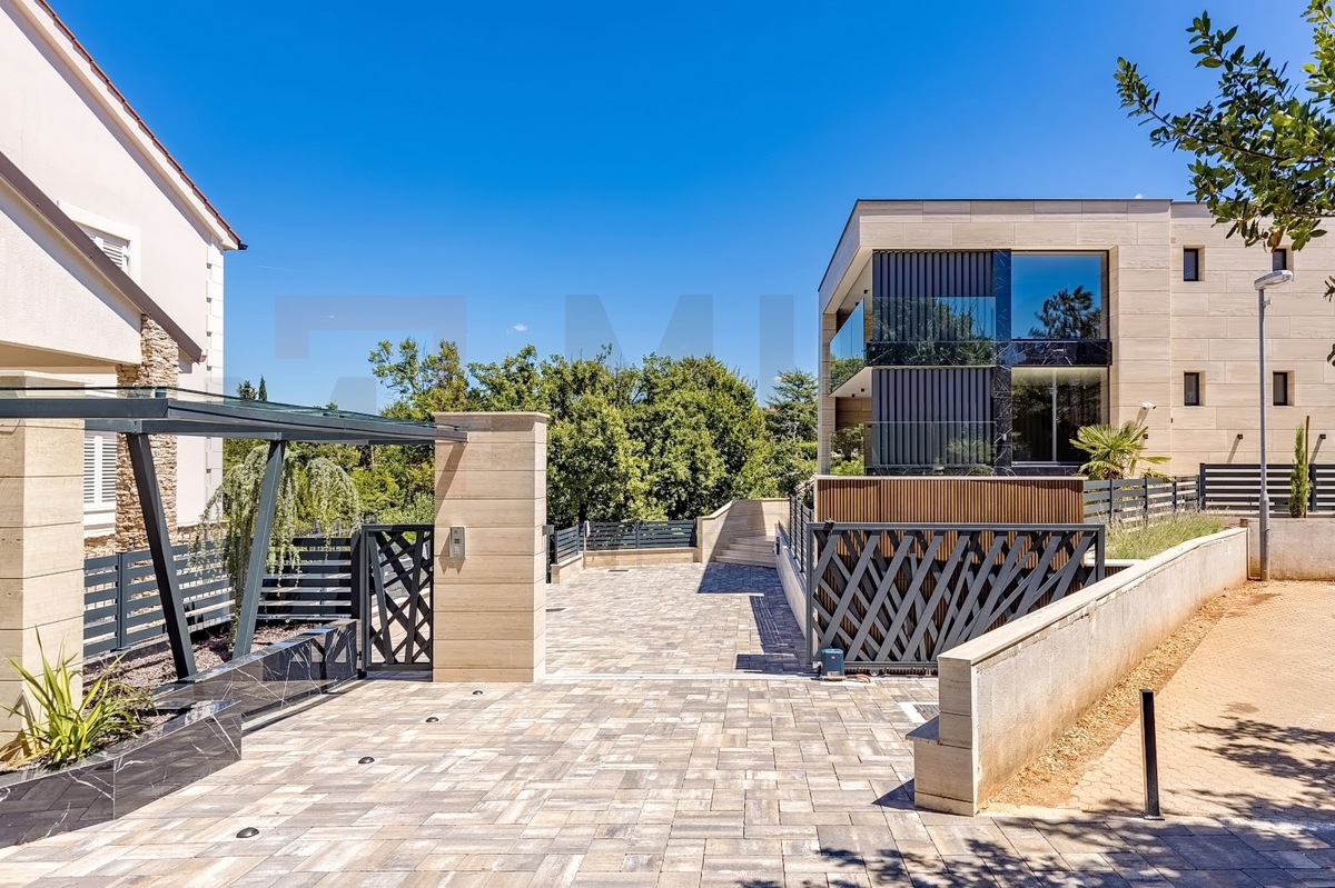 Malinska, atraktiven apartma z bazenom in pogledom na morje!