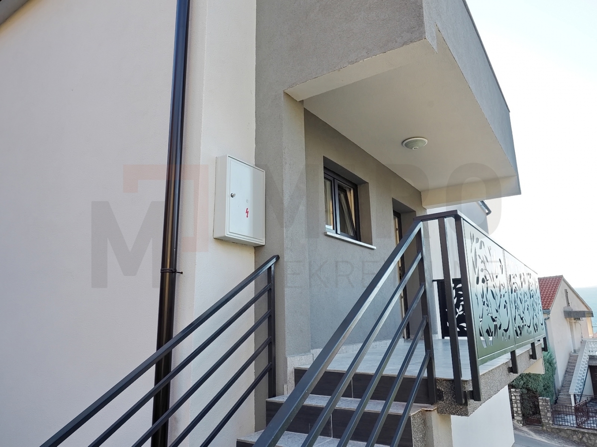 Krk, okolica, dvoetažni apartma s pogledom na morje!