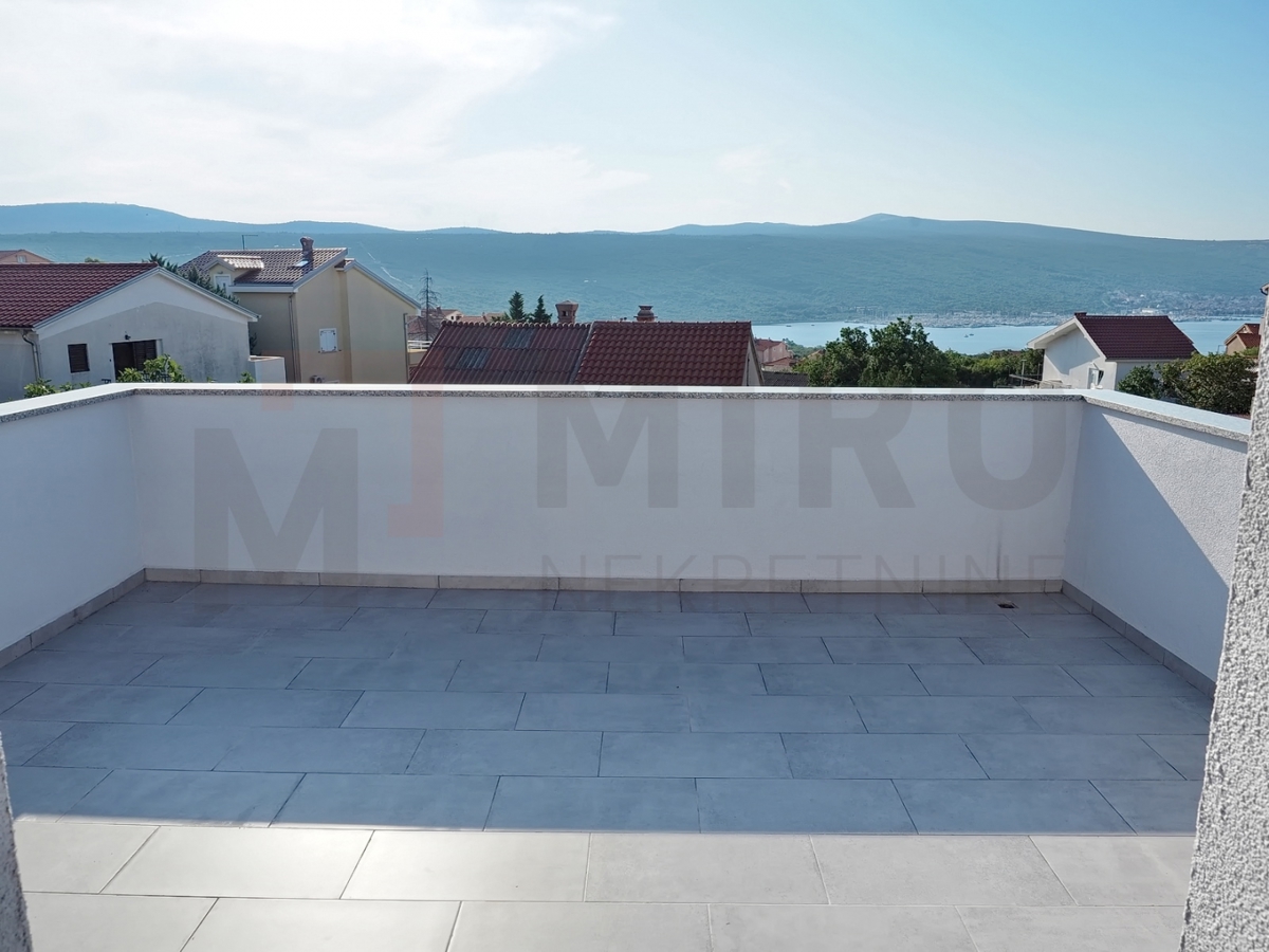 Krk, okolica, dvoetažni apartma s pogledom na morje!