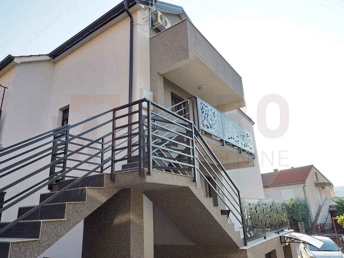Krk, okolica, dvoetažni apartma s pogledom na morje!