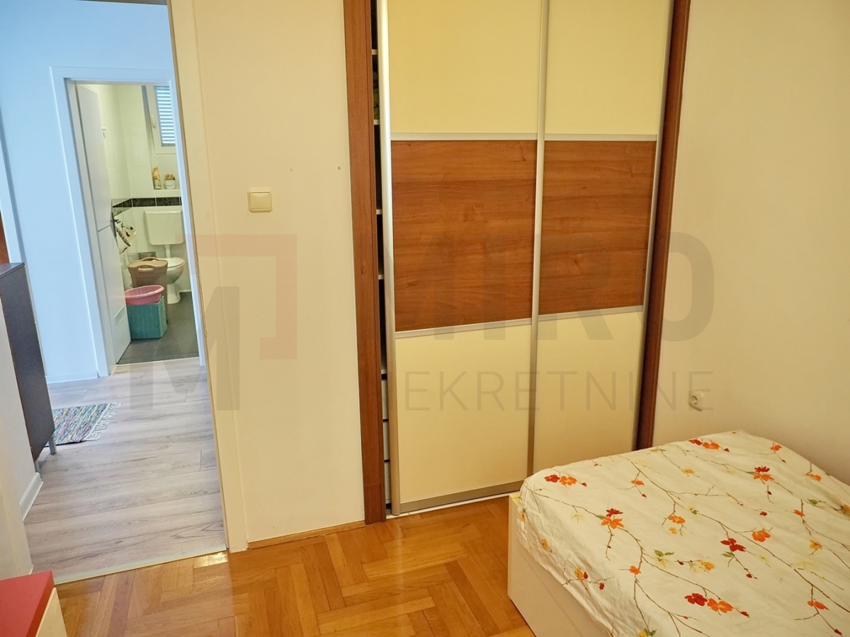 Malinska, trisobni apartma v pritličju z vrtom!