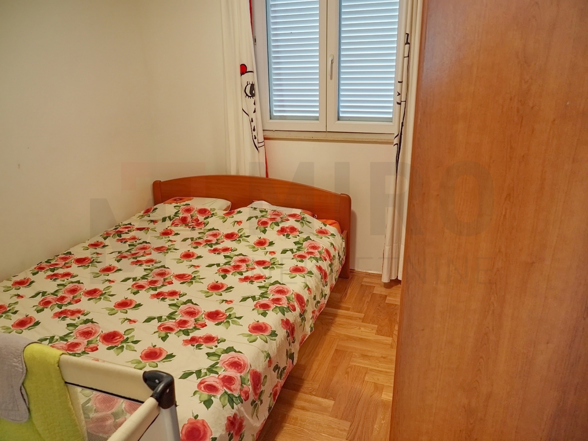 Malinska, trisobni apartma v pritličju z vrtom!
