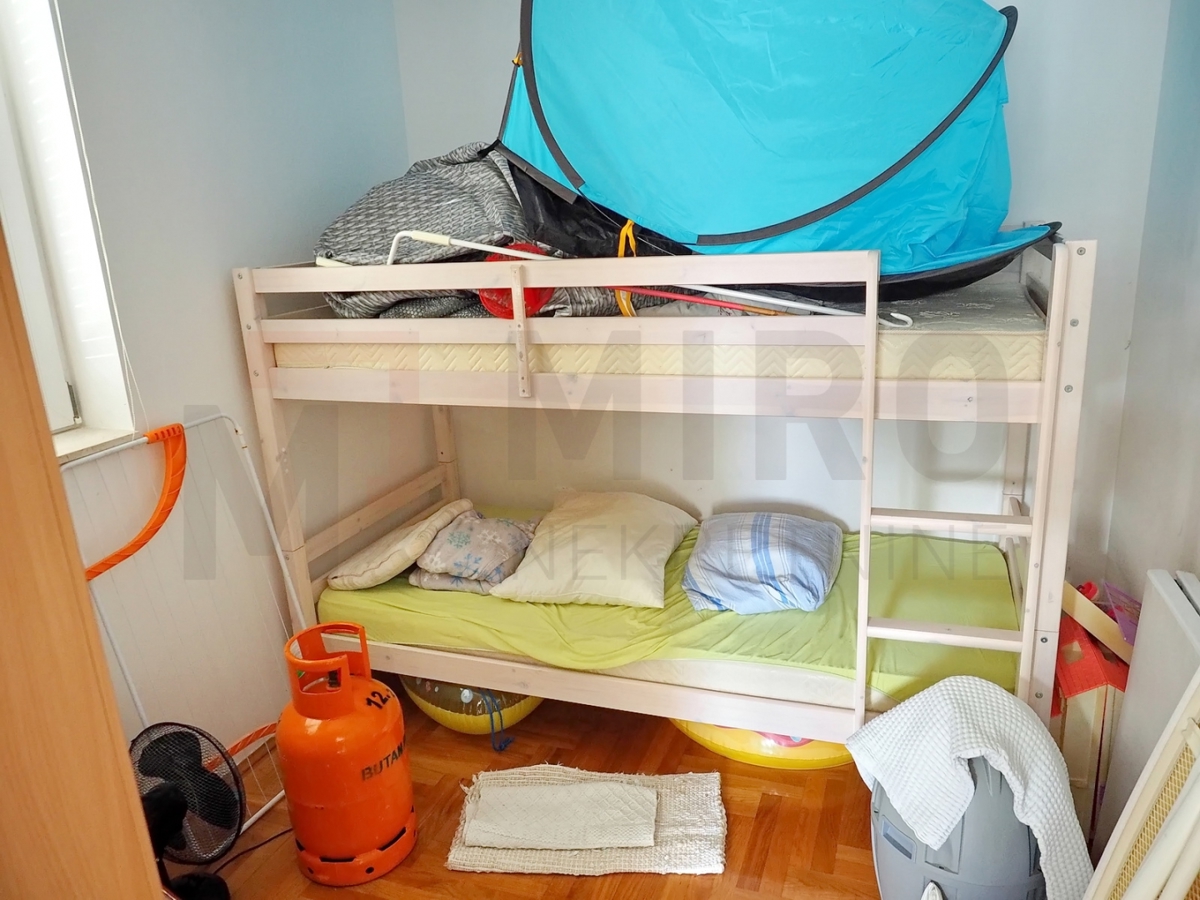 Malinska, trisobni apartma v pritličju z vrtom!