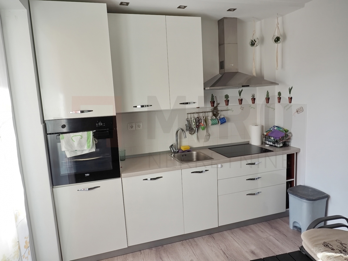 Malinska, trisobni apartma v pritličju z vrtom!