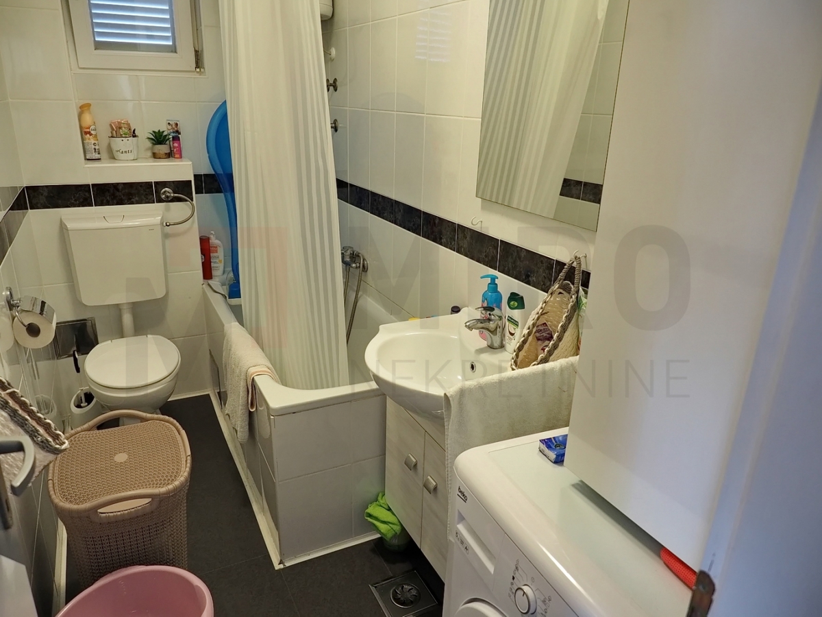 Malinska, trisobni apartma v pritličju z vrtom!