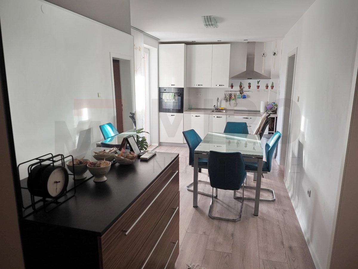 Malinska, trisobni apartma v pritličju z vrtom!