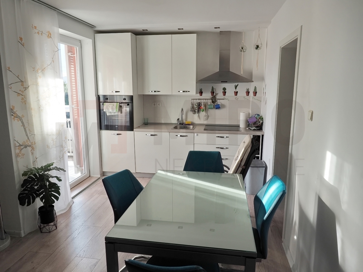 Malinska, trisobni apartma v pritličju z vrtom!