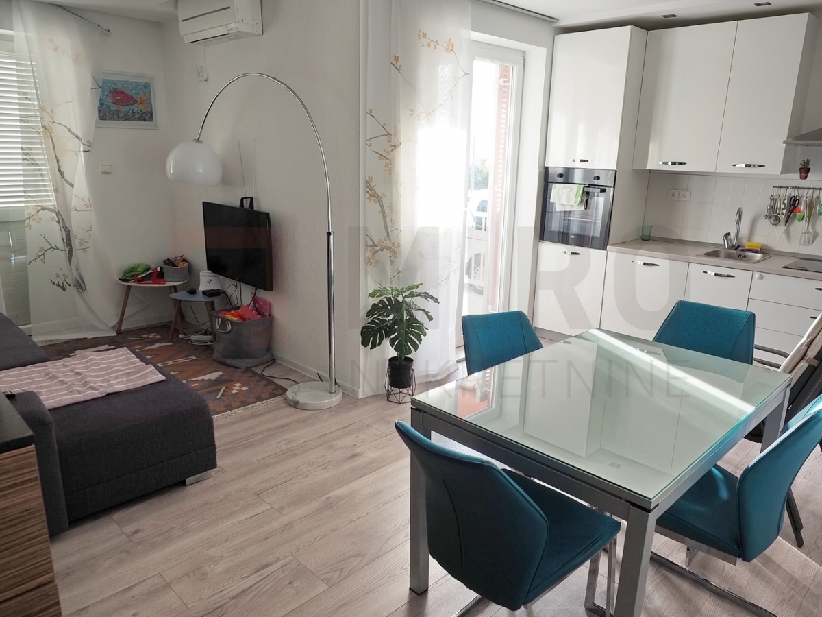 Malinska, trisobni apartma v pritličju z vrtom!