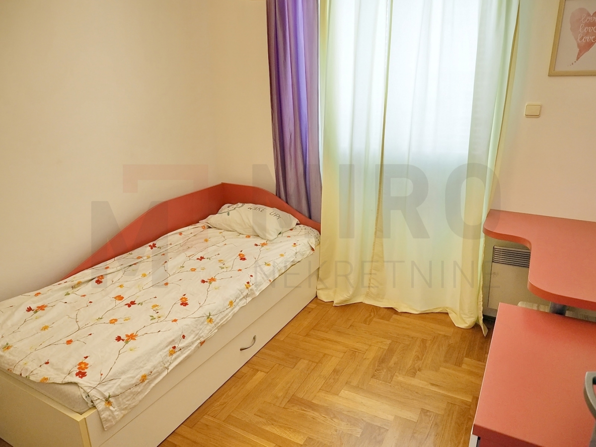 Malinska, trisobni apartma v pritličju z vrtom!