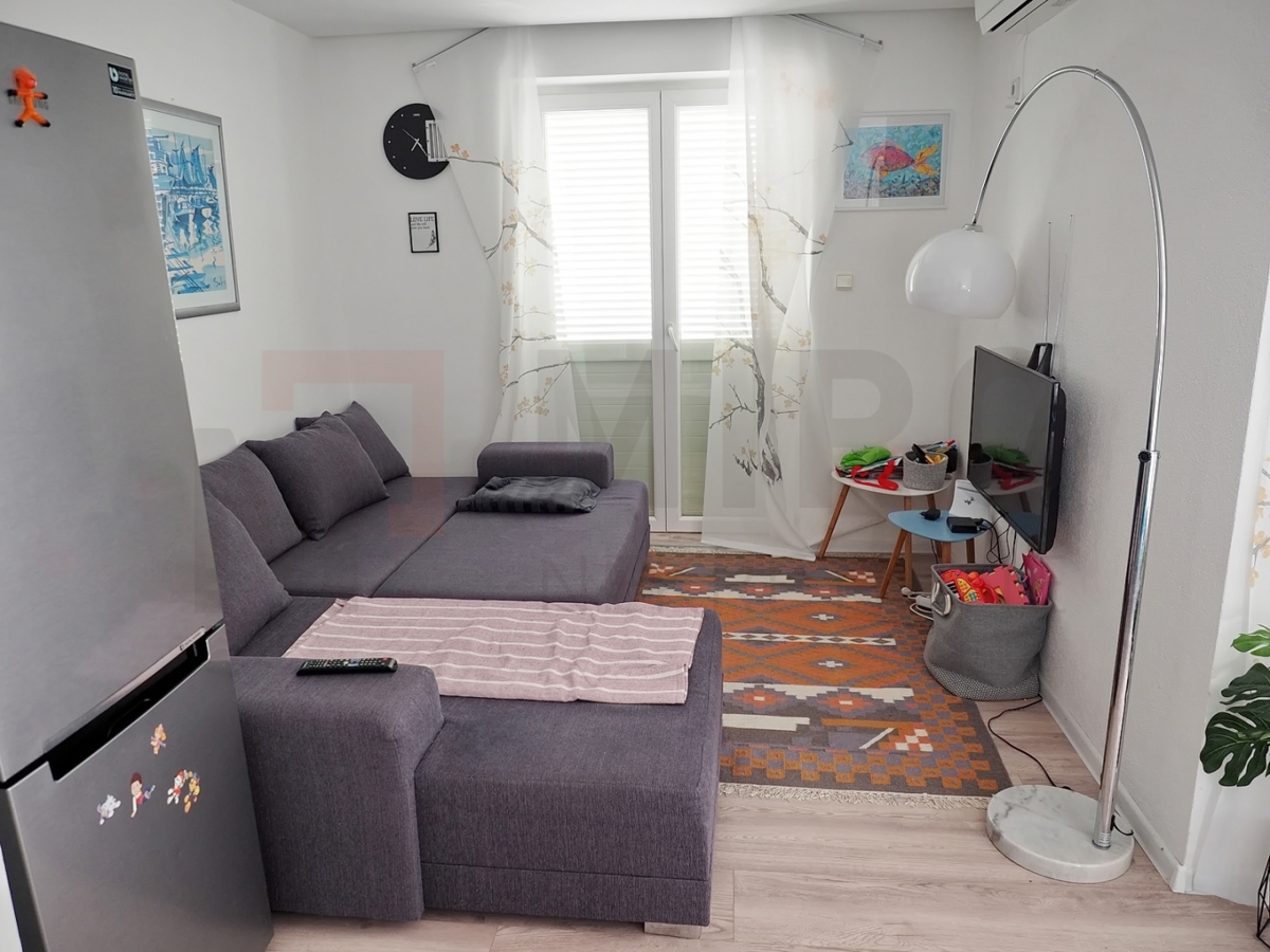 Malinska, trisobni apartma v pritličju z vrtom!