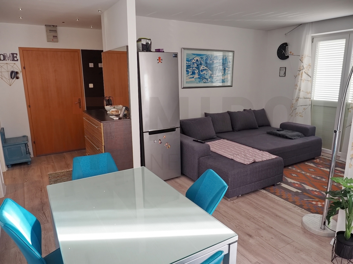 Malinska, trisobni apartma v pritličju z vrtom!