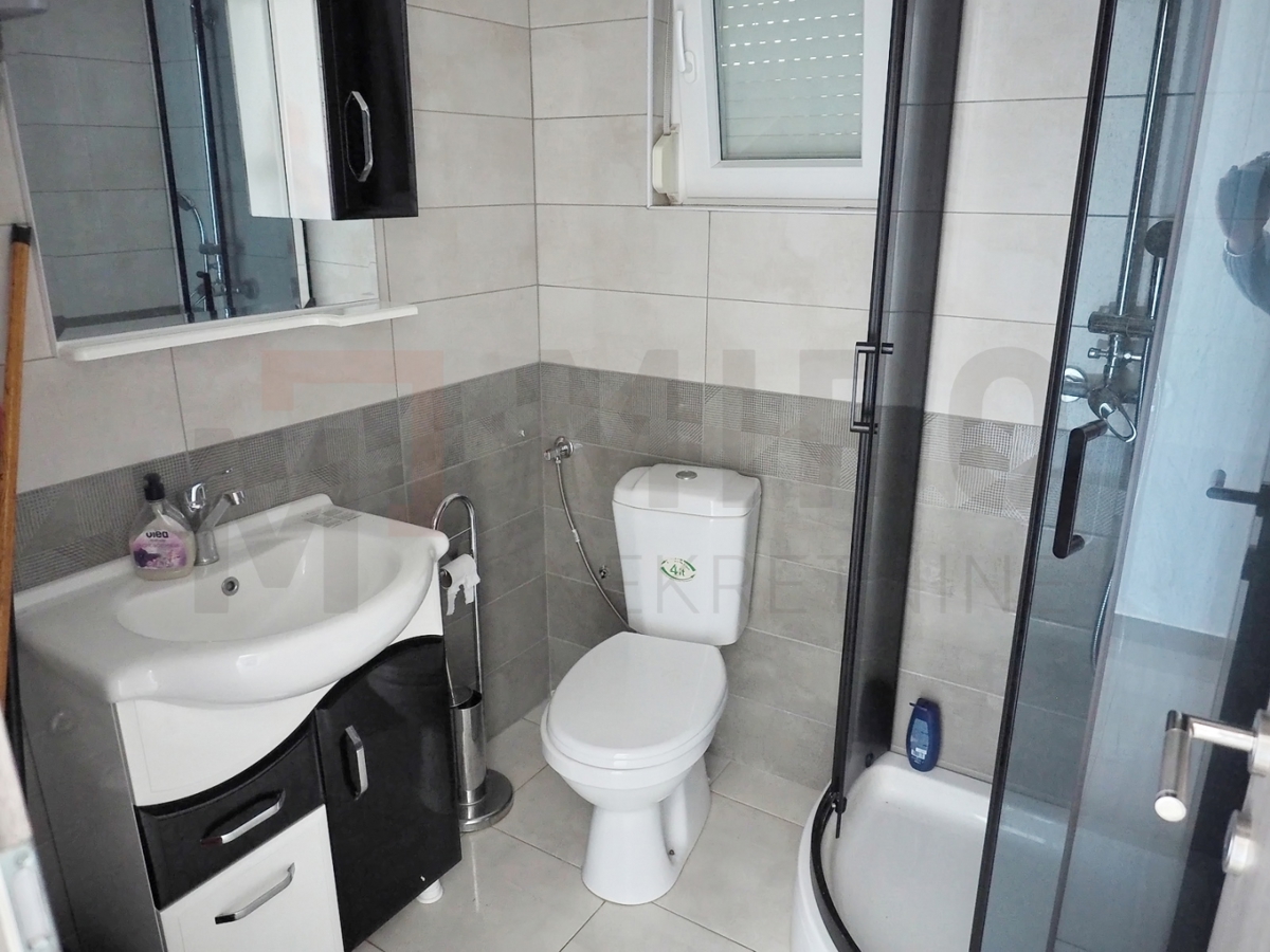 Njivice, opremljeno stanovanje v celotnem nadstropju hiše z 2 apartmajema in razgledom!