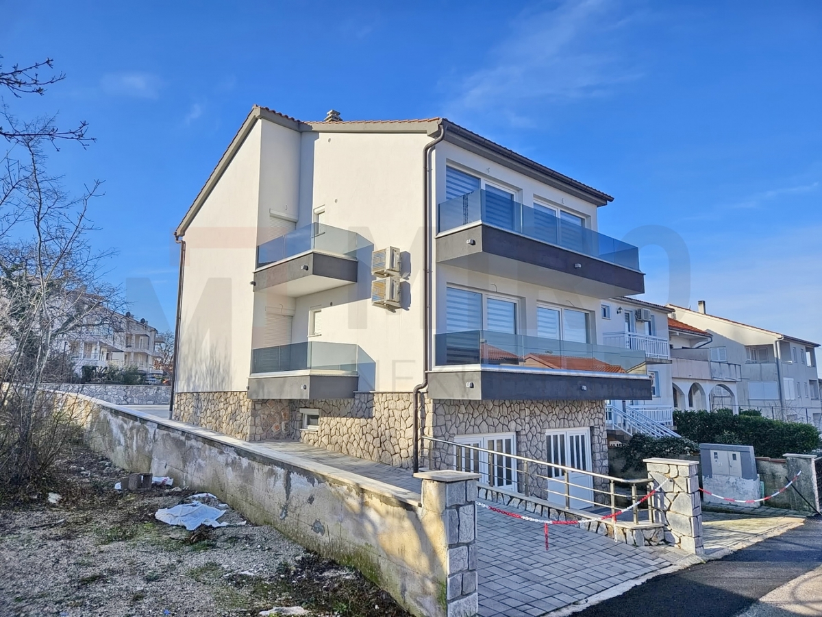 Njivice, opremljeno stanovanje v celotnem nadstropju hiše z 2 apartmajema in razgledom!