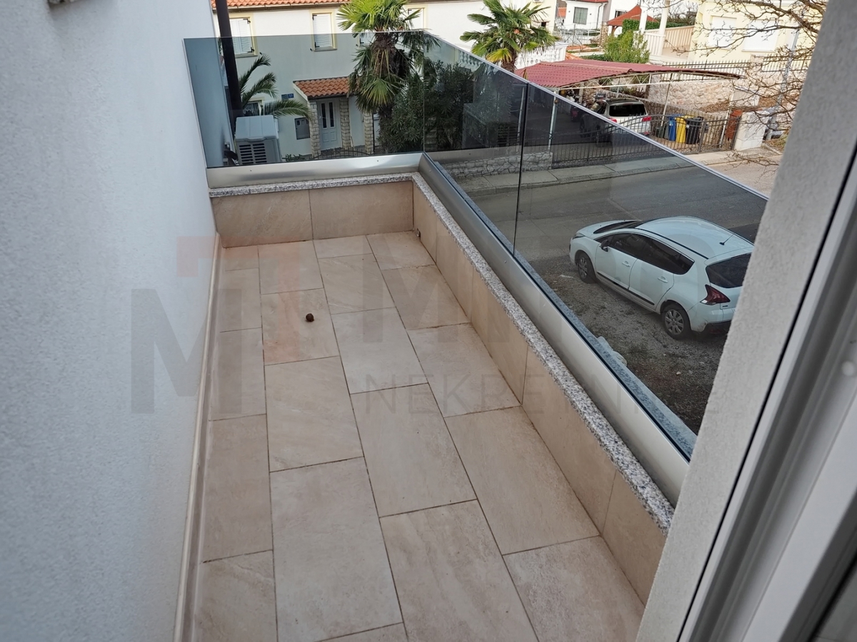 Njivice, opremljeno stanovanje v celotnem nadstropju hiše z 2 apartmajema in razgledom!