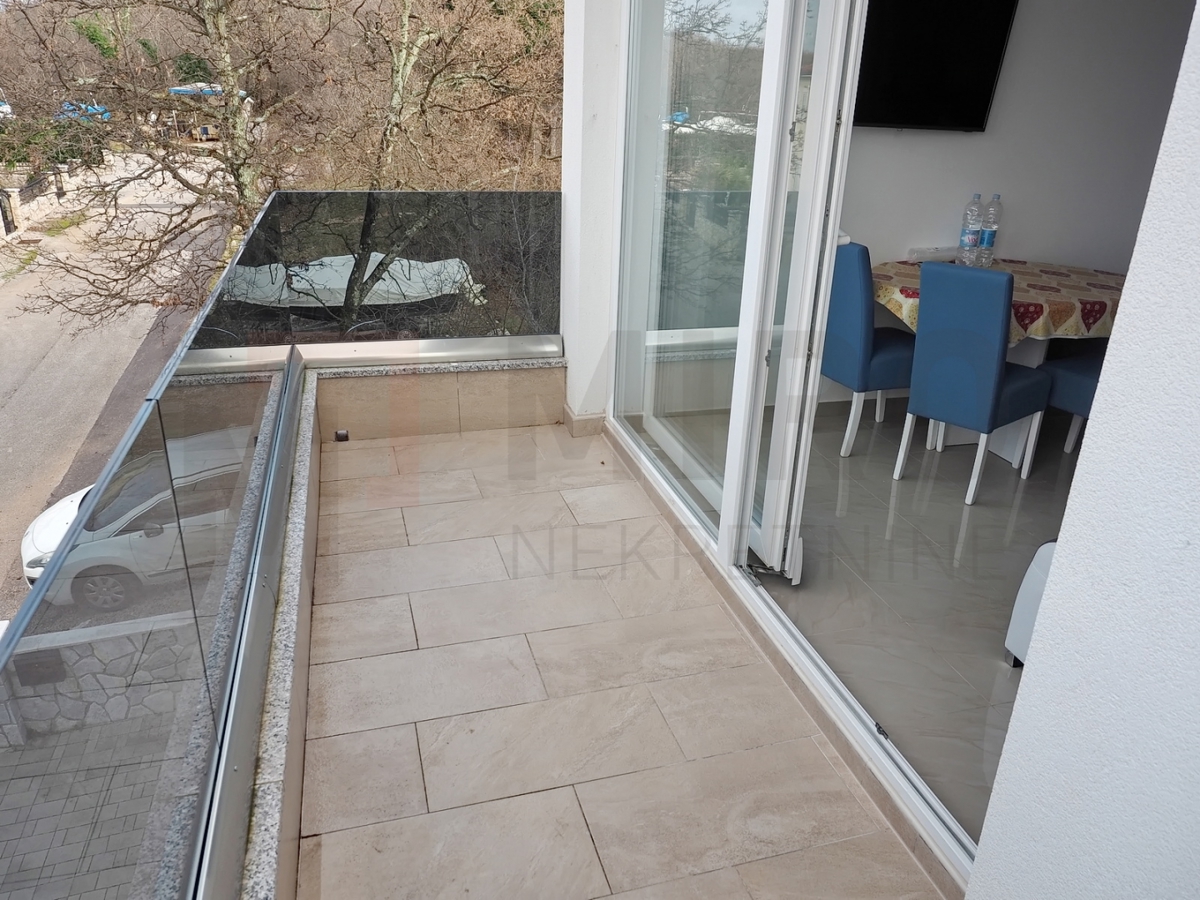 Njivice, opremljeno stanovanje v celotnem nadstropju hiše z 2 apartmajema in razgledom!