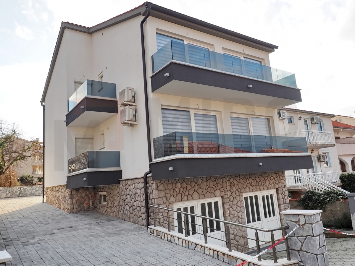 Njivice, opremljeno stanovanje v celotnem nadstropju hiše z 2 apartmajema in razgledom!