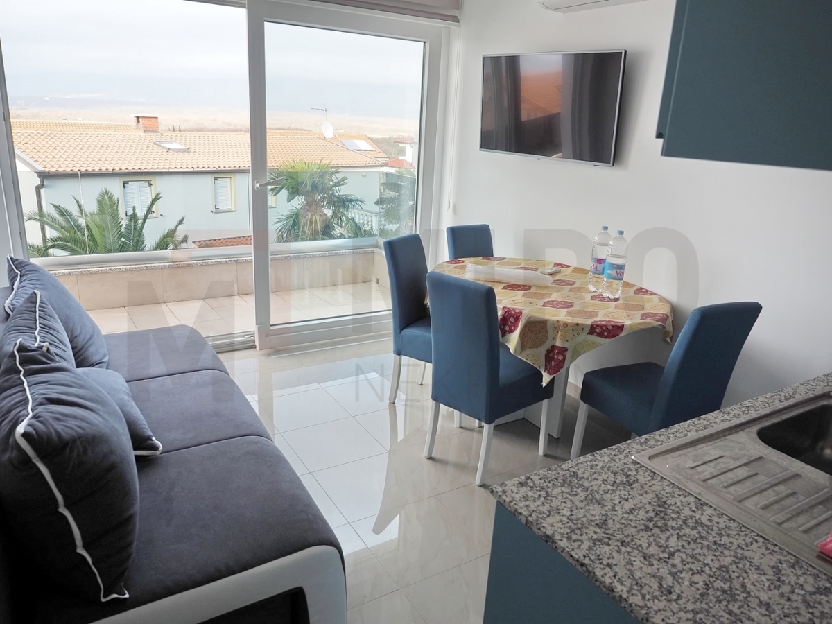 Njivice, opremljeno stanovanje v celotnem nadstropju hiše z 2 apartmajema in razgledom!