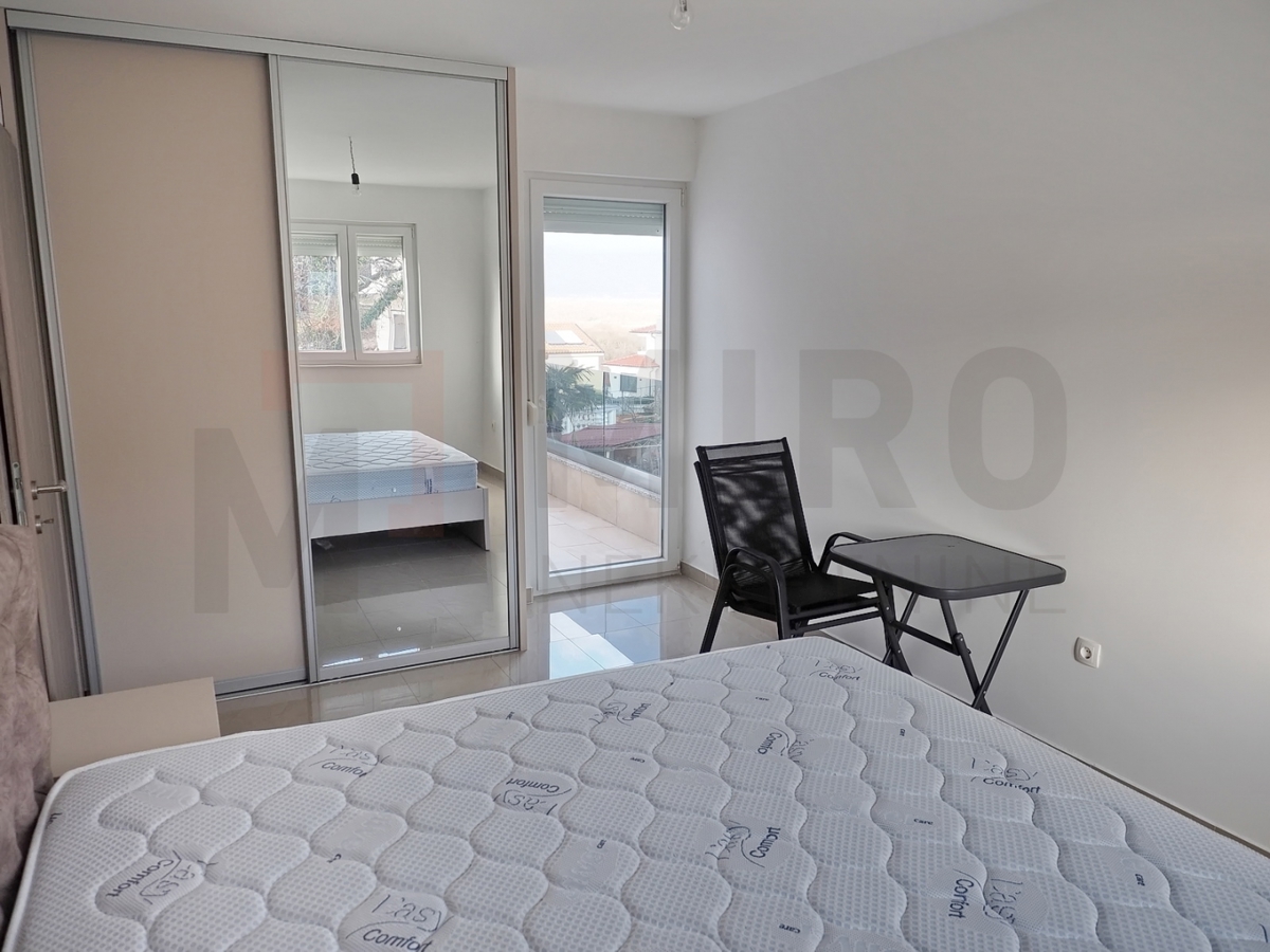 Njivice, opremljeno stanovanje v celotnem nadstropju hiše z 2 apartmajema in razgledom!