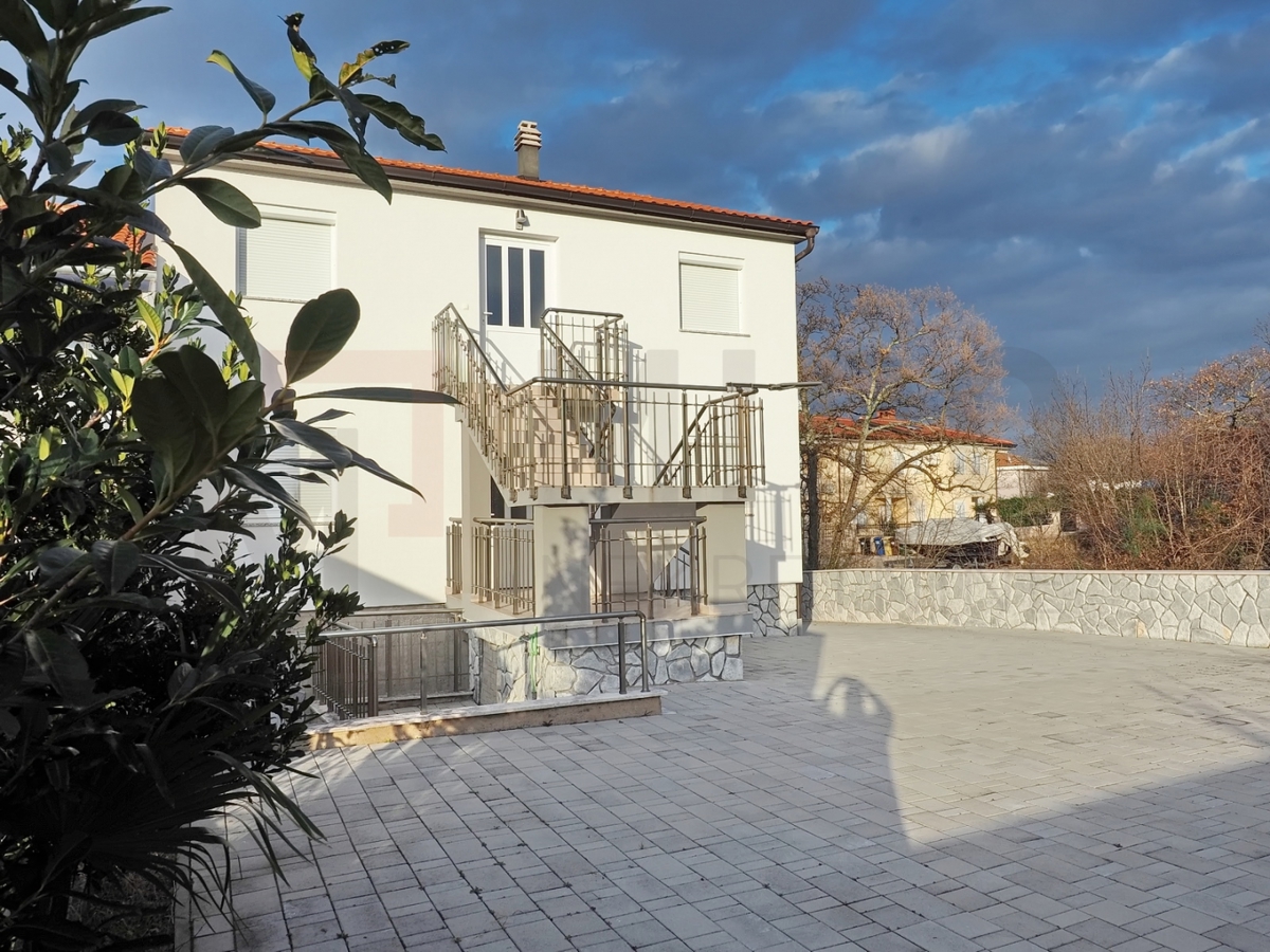 Njivice, opremljeno stanovanje v celotnem nadstropju hiše z 2 apartmajema in razgledom!
