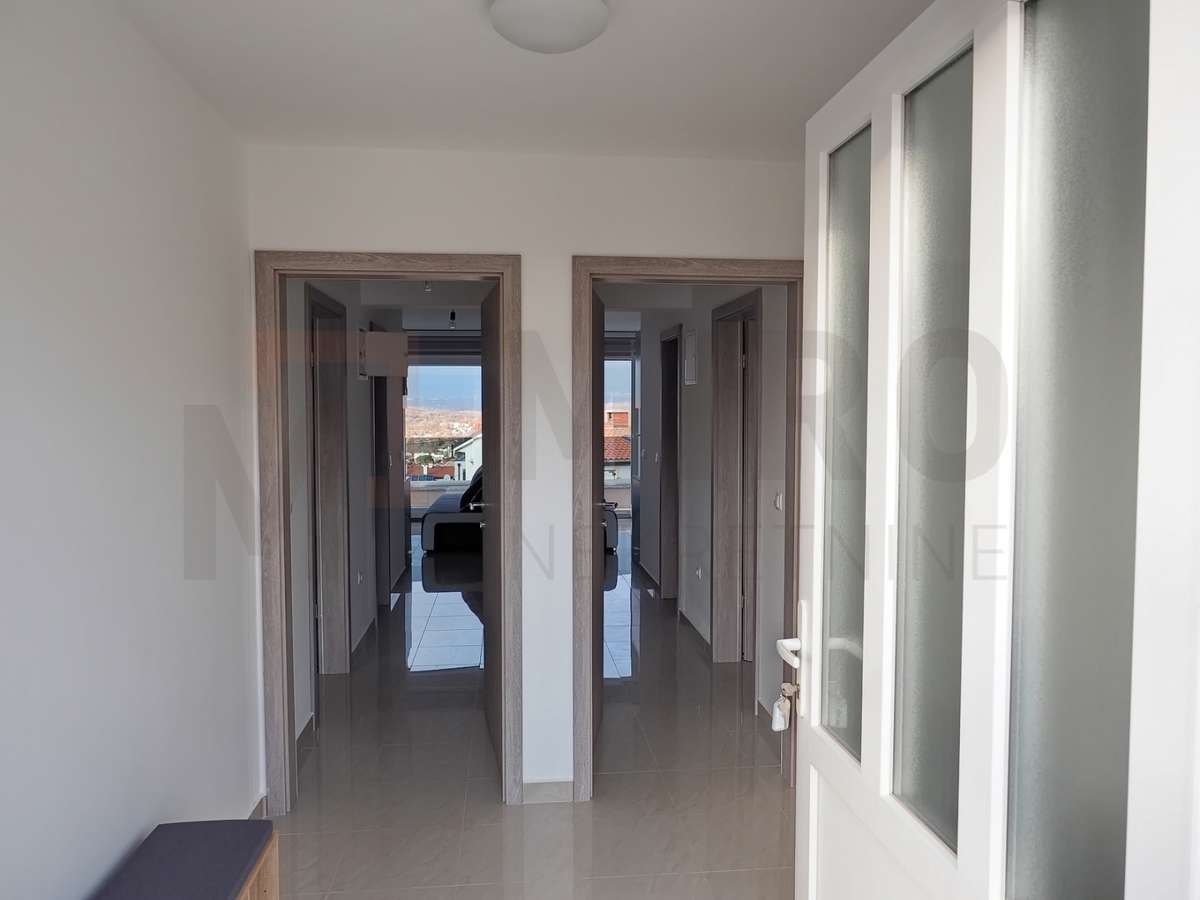 Njivice, opremljeno stanovanje v celotnem nadstropju hiše z 2 apartmajema in razgledom!