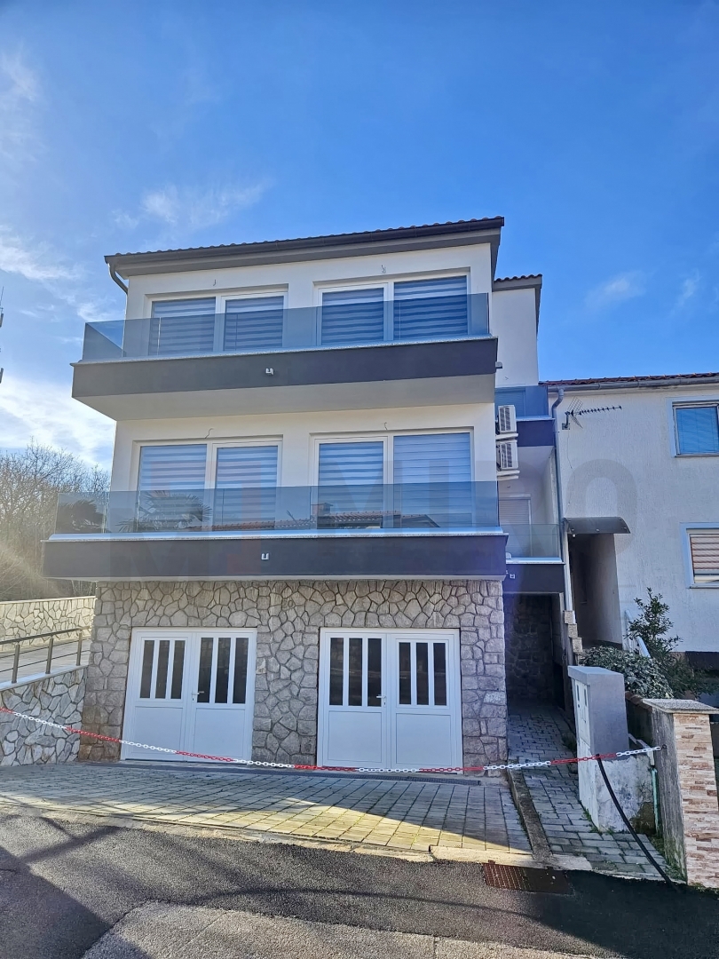 Njivice, opremljeno stanovanje v celotnem nadstropju hiše z 2 apartmajema in razgledom!