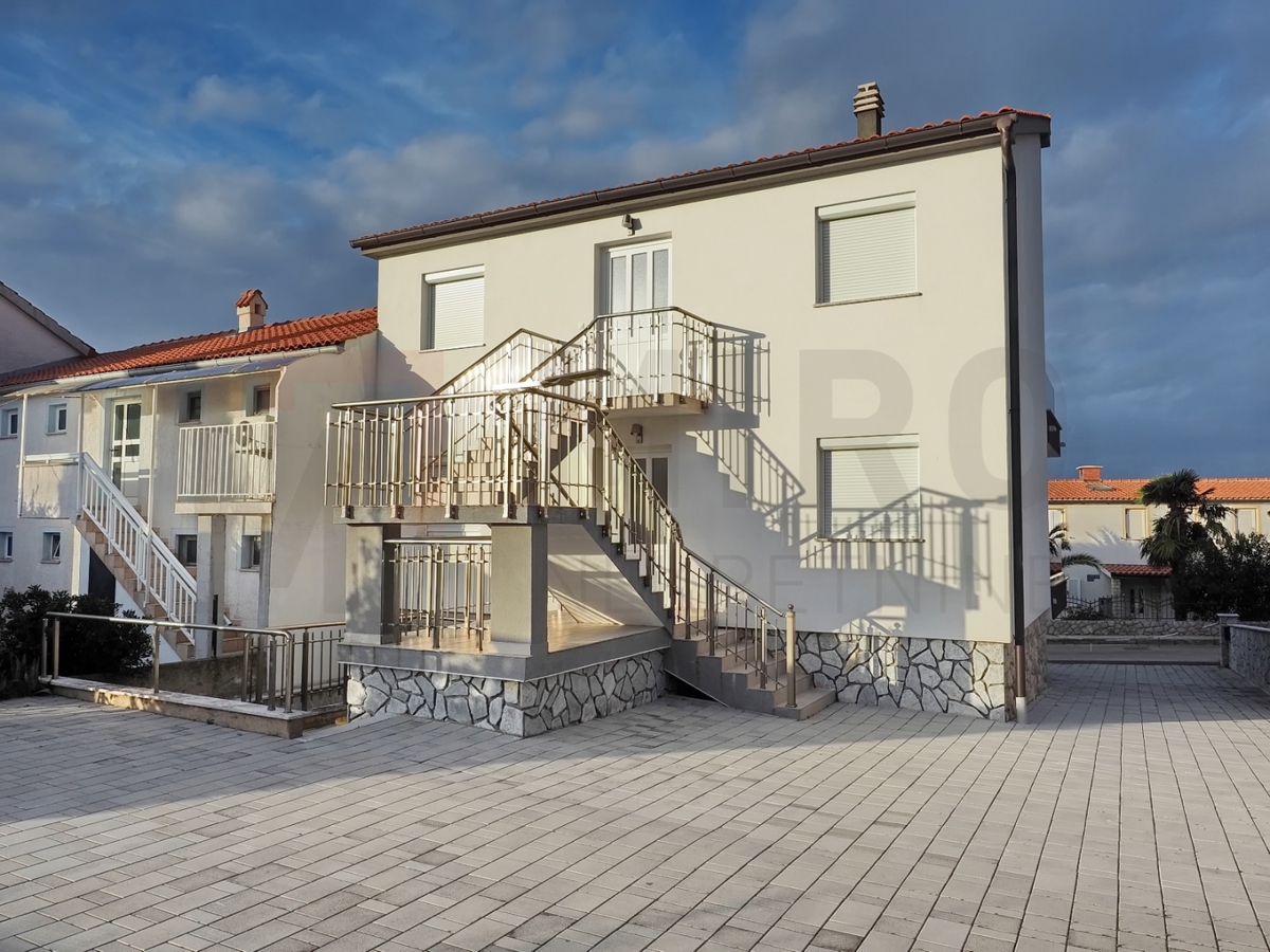 Njivice, opremljeno stanovanje v celotnem nadstropju hiše z 2 apartmajema in razgledom!
