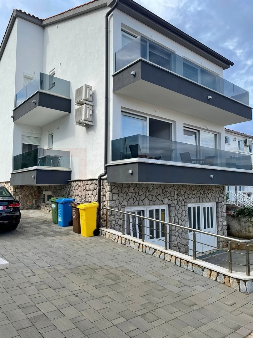 Njivice, opremljeno stanovanje v celotnem nadstropju hiše z 2 apartmajema in razgledom!