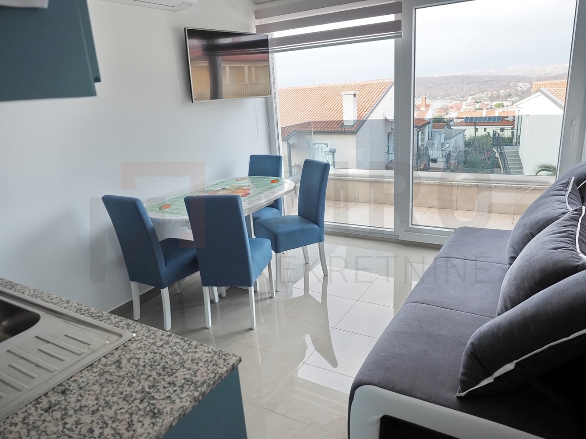 Njivice, opremljeno stanovanje v celotnem nadstropju hiše z 2 apartmajema in razgledom!
