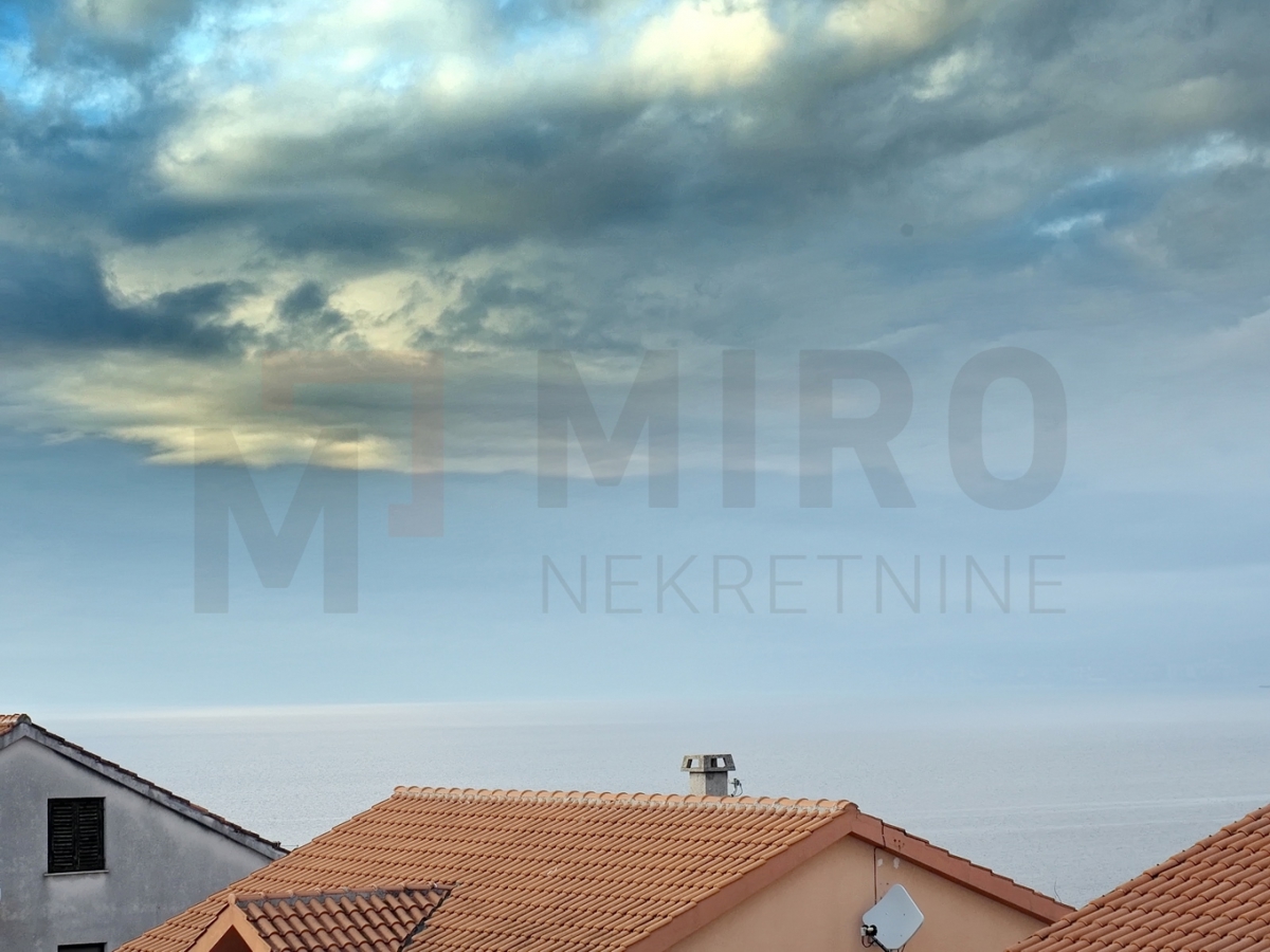 Njivice, opremljeno stanovanje v celotnem nadstropju hiše z 2 apartmajema in razgledom!