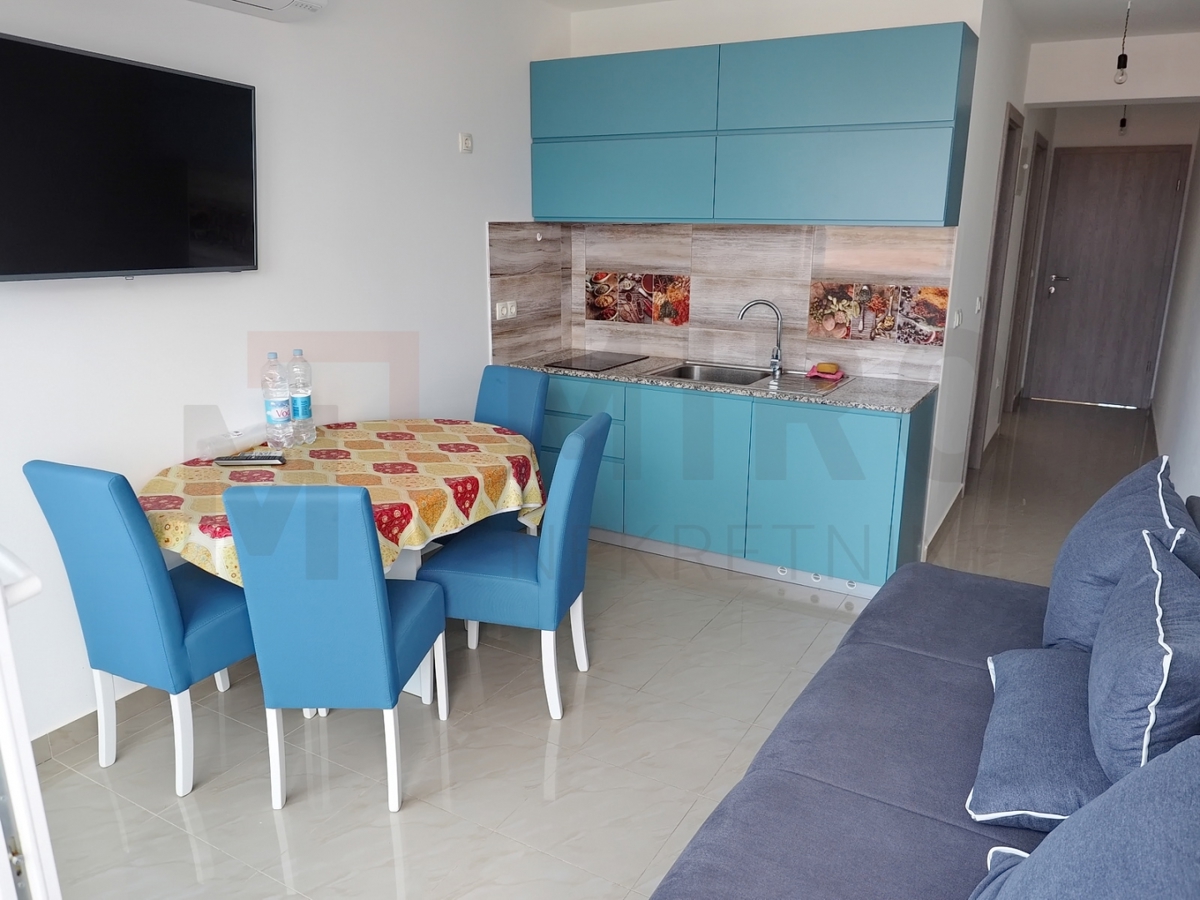 Njivice, opremljeno stanovanje v celotnem nadstropju hiše z 2 apartmajema in razgledom!