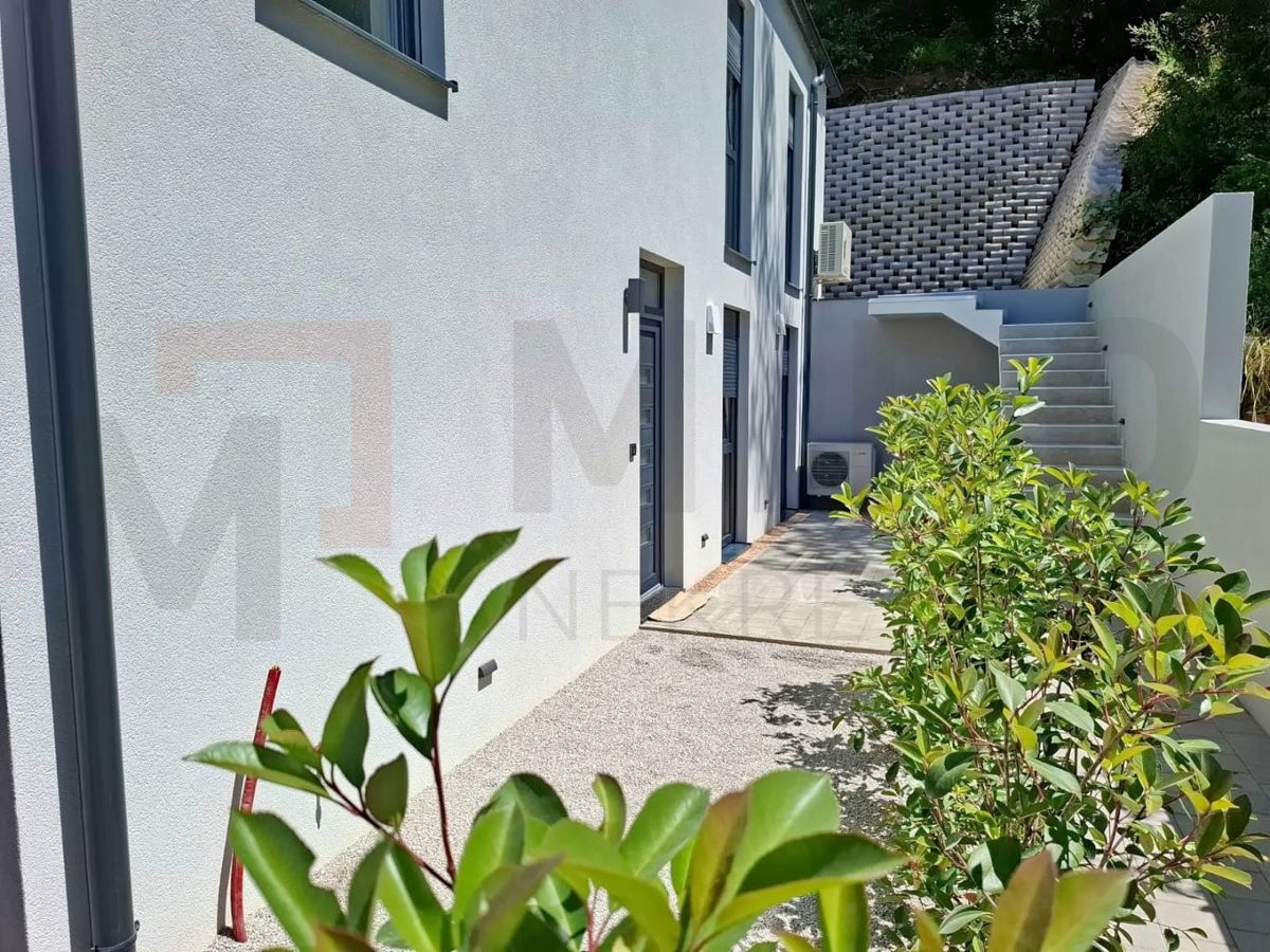 Omišalj, novozgrajeno stanovanje v 1. nadstropju z vrtom, PRODAJA!