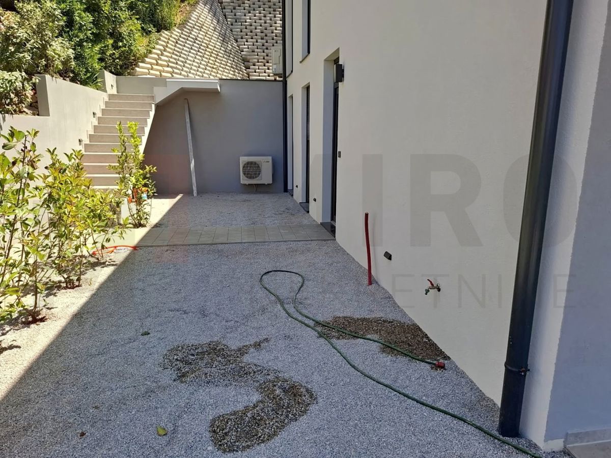 Omišalj, novozgrajeno stanovanje v 1. nadstropju z vrtom, PRODAJA!