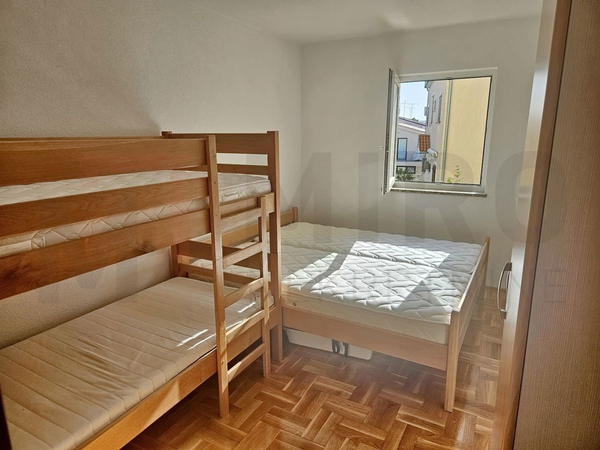 Malinska, opremljeno stanovanje v pritličju blizu morja!