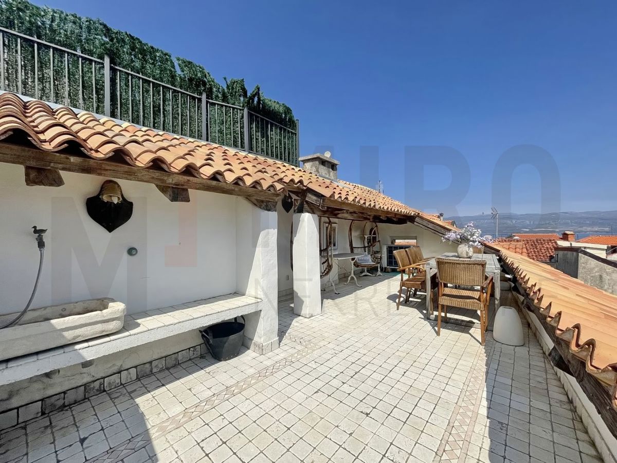 Vrbnik, avtentična kamnita hiša s pogledom na morje!