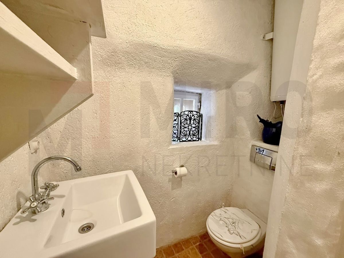 Vrbnik, avtentična kamnita hiša s pogledom na morje!