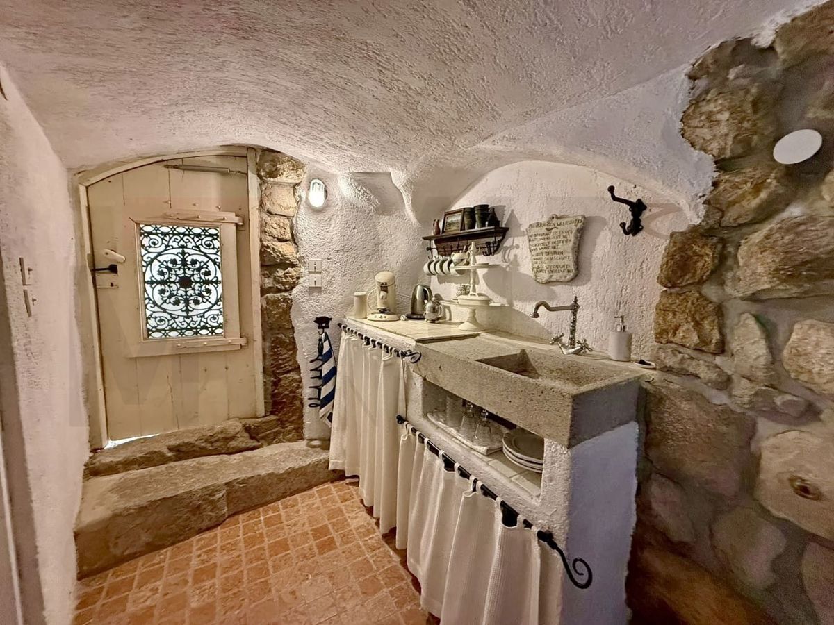 Vrbnik, avtentična kamnita hiša s pogledom na morje!