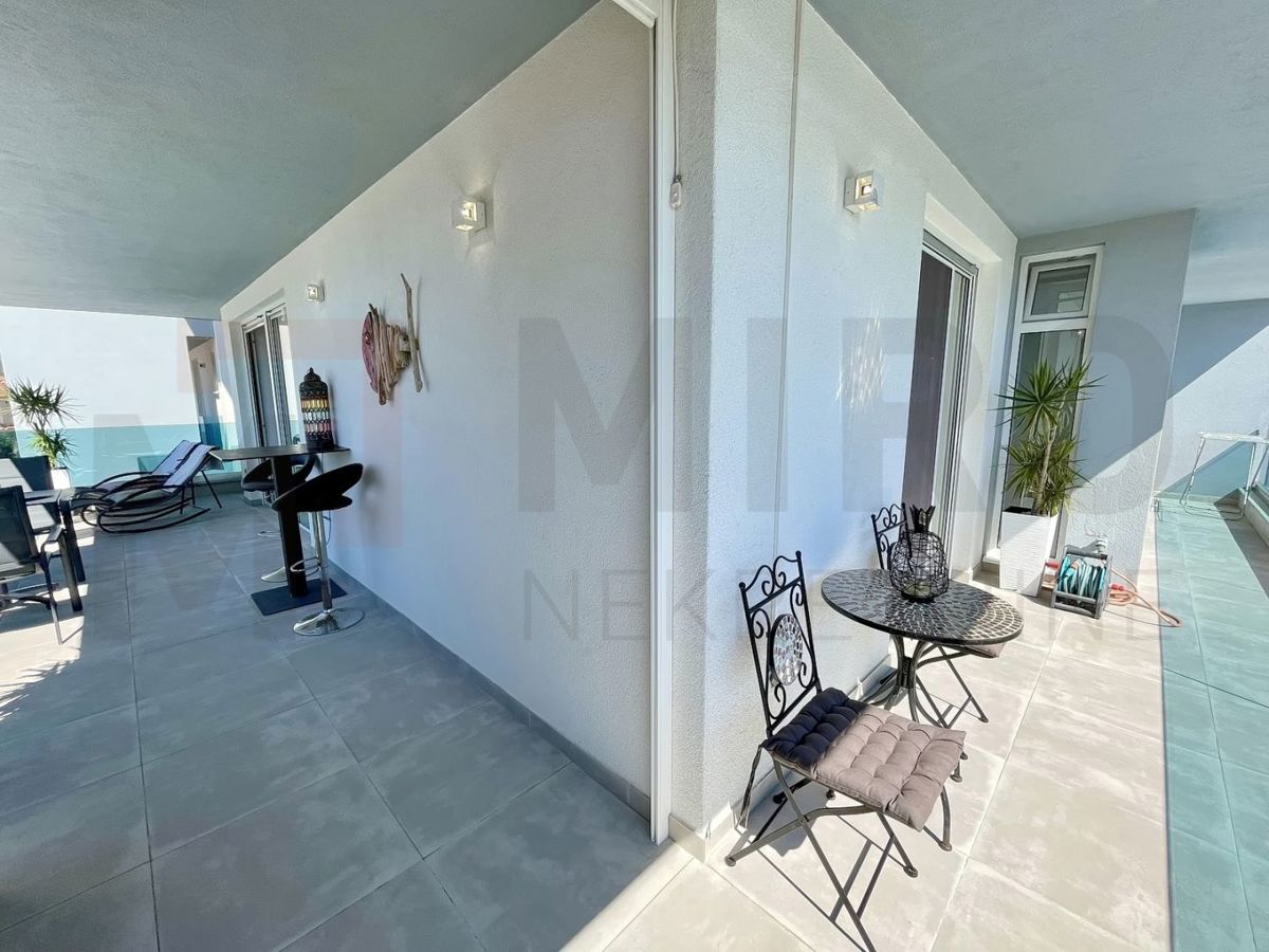 Mesto Krk, moderno opremljen apartma z bazenom in razgledom!