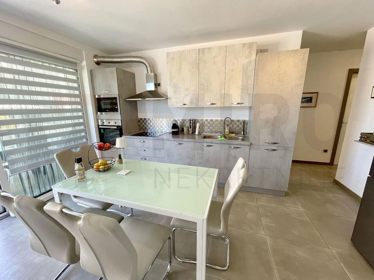 Mesto Krk, moderno opremljen apartma z bazenom in razgledom!